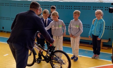 Школьники из села Брейтово получили в подарок велосипед