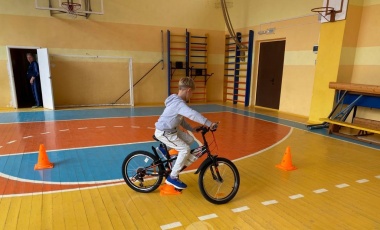 Школьники из села Брейтово получили в подарок велосипед
