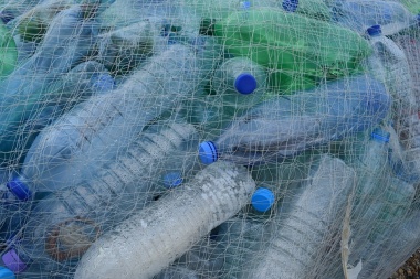 Заполонивший океан пластик станет топливом